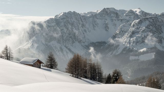 Farmhouse nestled in the nature of Val Badia Image: location in the Dolomites