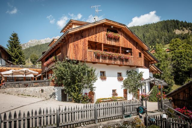 Farmhouse nestled in the nature of Val Badia Image: location in the Dolomites
